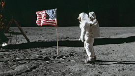 L’home trepitja la Lluna