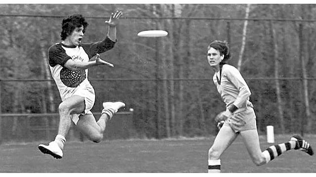 Sus orígenes se remontan al ámbito universitario estadounidense de los años 60. En Europa se introdujo a principios de los años 80. A nivel mundial se estima que hay unos 300.000 jugadores distribuidos en aproximadamente 5.000 equipos.