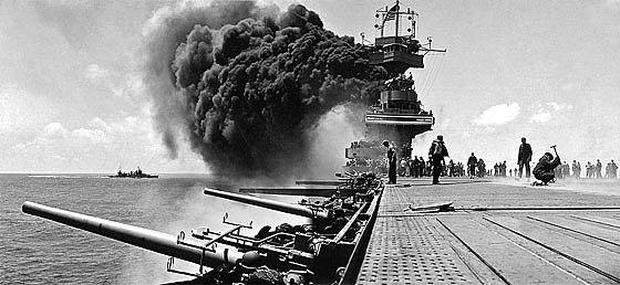 Japó bombardeja Pearl Harbour i els Estats Units entra a la guerra.