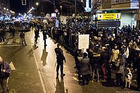 Aumento exponencial de manifestantes y ausencia de reacción policial.