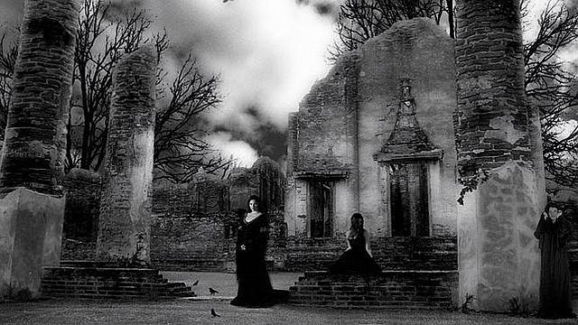 Aprovechamiento económico de destinos oscuros reales del presente