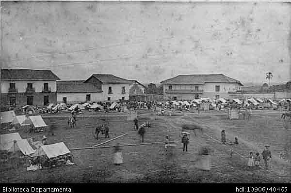 Toma el nombre  de Plaza de la Constitución