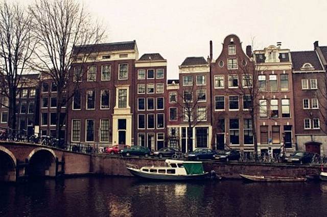 La familia se traslada a Amsterdam, Holanda