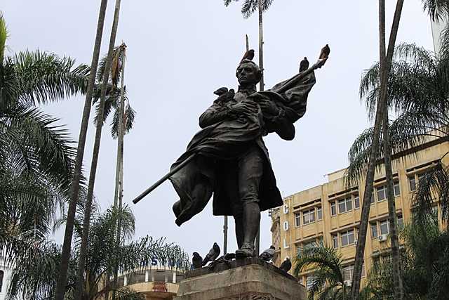 Toma el nombre de Plaza de Cayzedo