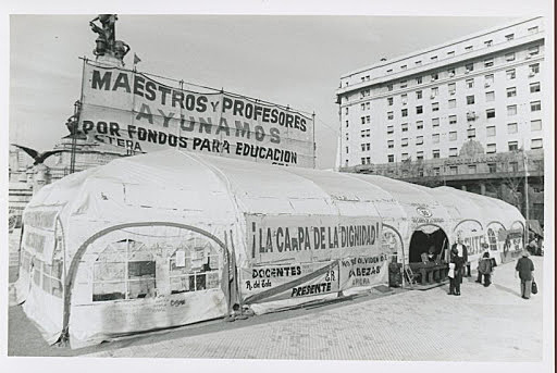 Se levanta la Carpa Blanca de los docentes