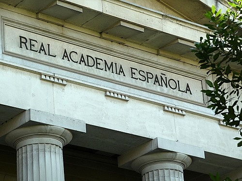 Apertura de la Real Academia de la Lengua del Marqués de Villena con “Limpia, fija y da esplendor”.