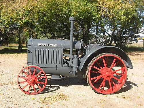 Tractor MCCORMICK-DEERING