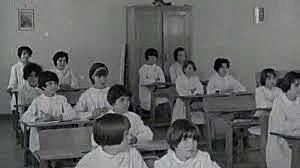 Las españolas acceden a la educación y el trabajo asalariado.