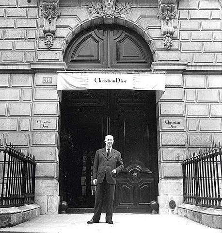 Se establece una casa de costura en París