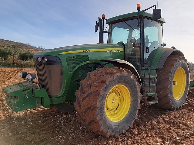 Tractor JOHN DEERE 8520