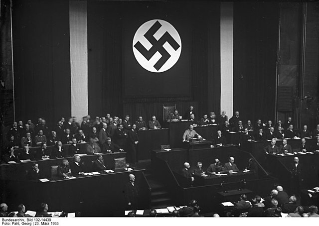 El ley de "habilitación", Hitler obtiene más poder