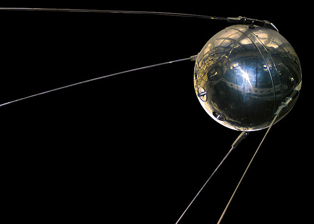 La URSS llança a l’espai l’Esputnik 1, primer satèl·lit artificial.