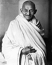 Gandhi ishte një aktivist indian  udhëheqësi i lëvizjes indiane të pavarësisë kundër sundimit kolonial britanik. Reagoi mosbindje civile, Ai udhëhoqi Indinë drejt pavarësisë dhe nxiti lëvizje për të drejtat civile dhe lirinë në të gjithë botën.