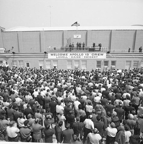 Apollo 13 regresa con su tripulación sana y salva