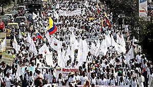 Los negociadores del Gobierno y las FARC firman en La Habana el acuerdo sobre víctimas del conflicto, que incluye un sistema integral para la reparación, justicia, verdad y garantías de no repetición