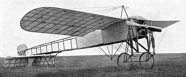 The first powered airplane pilotation