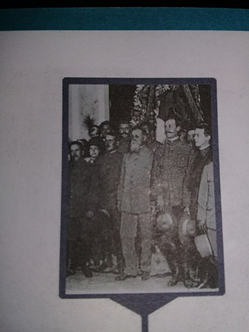 Venustiano carranza queda a cargo de la presidencia de la republica  a su derecha se encuentra alvaro obregon