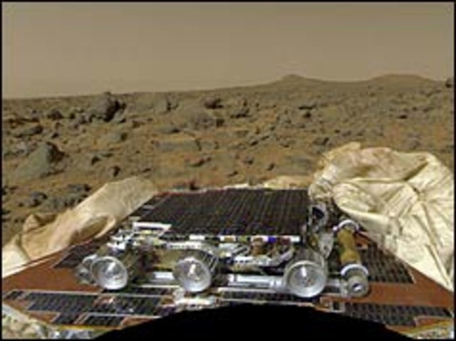 Mars buggy starts exploring Red Planet