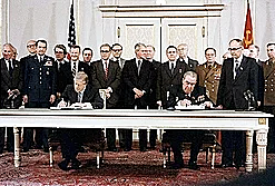 Jimmy Carter y Leonid Brézhnev firman el acuerdo SALT II.