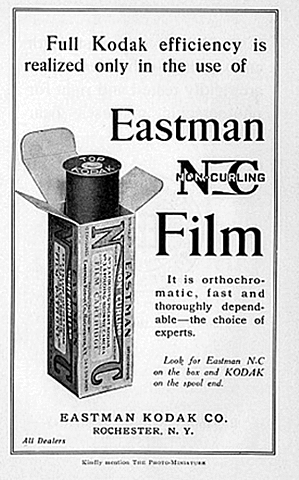 George Eastman creando el rollo fotografico