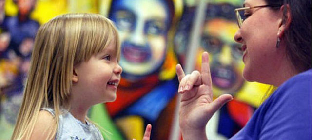 favorecen a la población con discapacidad auditiva. ( Ley 324 de 1994).