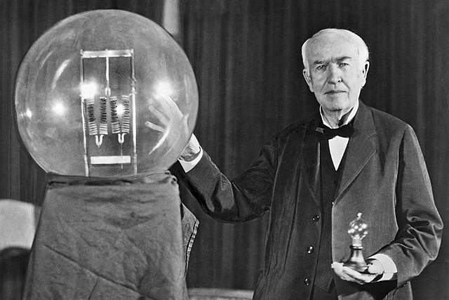 Edison prueba su primera bombilla incandescente