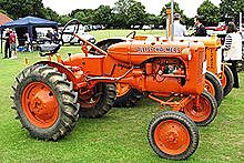 Primer tractor de Allis-Chalmers que lleva ruedas con neumáticos hinchables