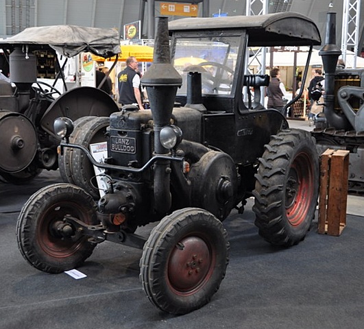 Se fabrica el primer modelo de tractor con cabina cerrada.