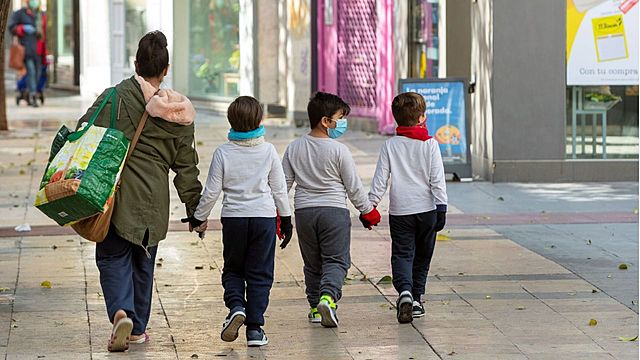 España permite a los niños menores de 14 años salir