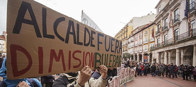 Manifestacion enfocada en el Ayuntamiento de Burgos