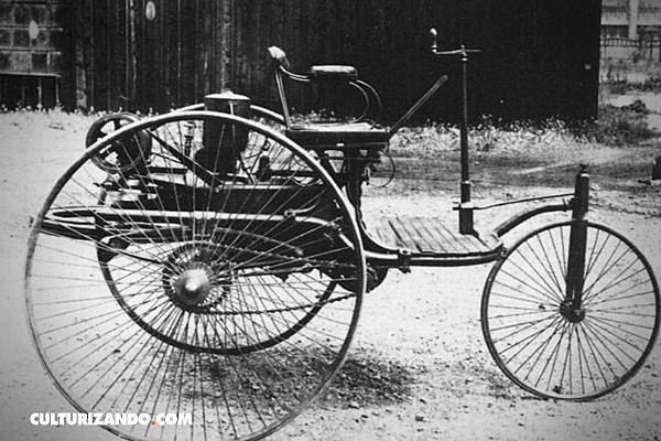 LA CREACIÓN DEL PRIMER VEHÍCULO DE MOTOR DE COMBUSTIÓN INTERNA.