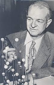 Linus Pauling. Propuso que muchas moléculas biológicas tienen forma helicoidal.