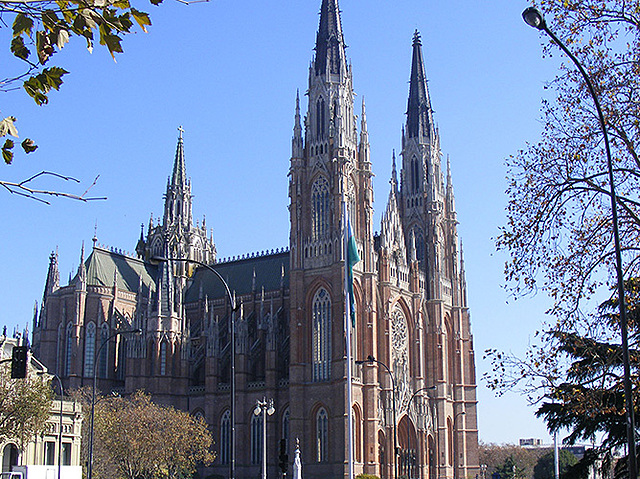 "La construcción de una institución moderna: el caso de la universidad de la plata."