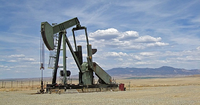 Descubrimiento del primer campo petrolífero