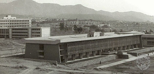 "La universidad de 73."