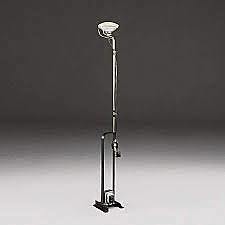 Toio, lampada a terra per Flos