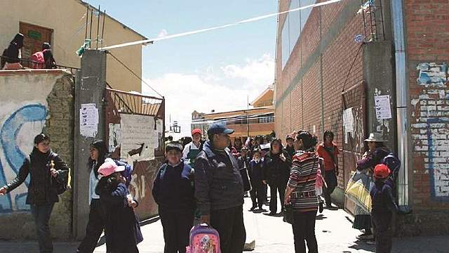 Padres acusan a colegios de lucrar en crisis, acudirán al TCP