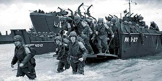 Soldados americanos, británicos y franceses desembarcan en las costas de Normandia, Francia.
