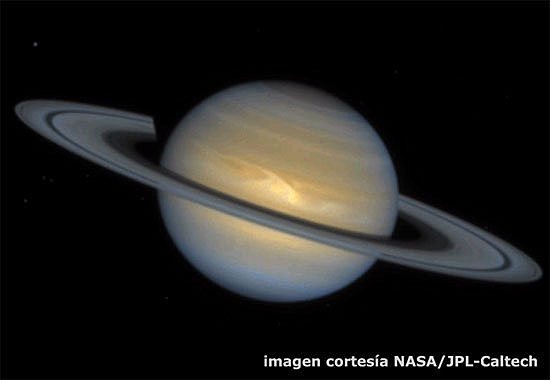 Voyager da una vuelta alrededor de saturno