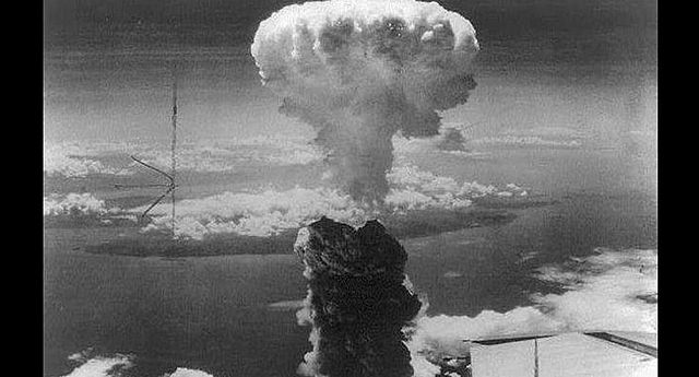 Estadounidenses derrotan a Japón con dos bombas atómicas en Nagazaki e Hiroshima.