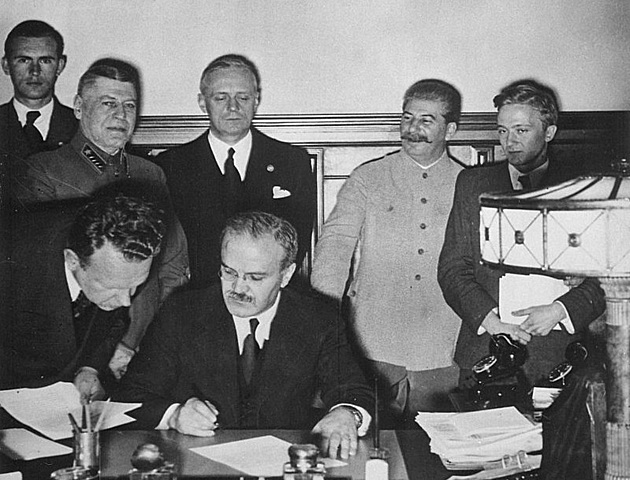 Alemania firma un pacto de no agresión a la URSS.