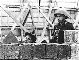 La RDA controló la documentación de representantes de Berlín del Este que querían cruzar al sector soviético.