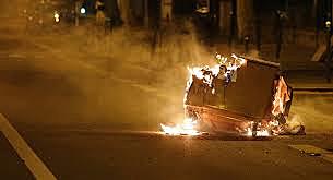 Una concentración de vecinos aumenta la tensión entre policías y manifestantes, da lugar a una serie de actos vandálicos y se realizan 17 detenciones.