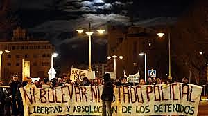 Manifestantes piden libertad para los detenidos recorriendo las calles de Gamonal.