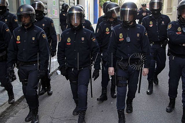 Llegan refuerzos policiales de Madrid (UIP). Los vecinos consiguen que se paralicen temporalmente las obras, pero no cesarán su actividad hasta que se elimine el proyecto.