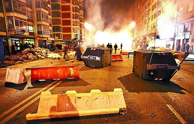 Grupos de vecino intentan impedir el paso de maquinaria, provocando grandes disturbios