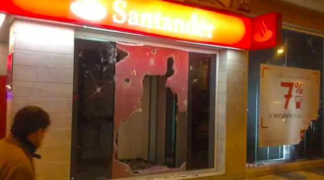 Una marcha de 3500 personas termina con incendios e importantes daños