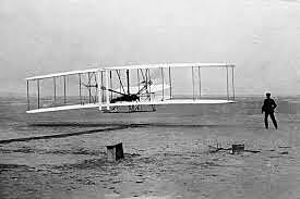 Orville Wright realiza el primer vuelo en un avión con motor