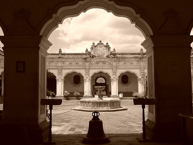 Se funda la Universidad San Carlos Borromeo en Guatemala