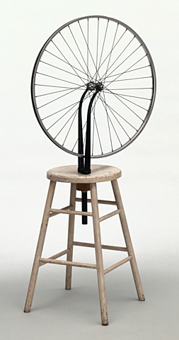 Rueda de bicicleta sobre taburete de Duchamp